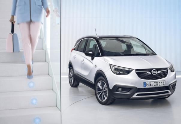 Cooles Auto, coole Premiere: Der neue Opel Crossland X fährt vor